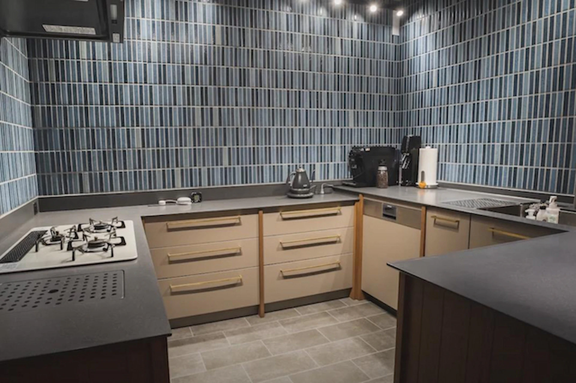 【事例⑫】タイル壁とスポット照明でモダンな雰囲気に~動画解説~