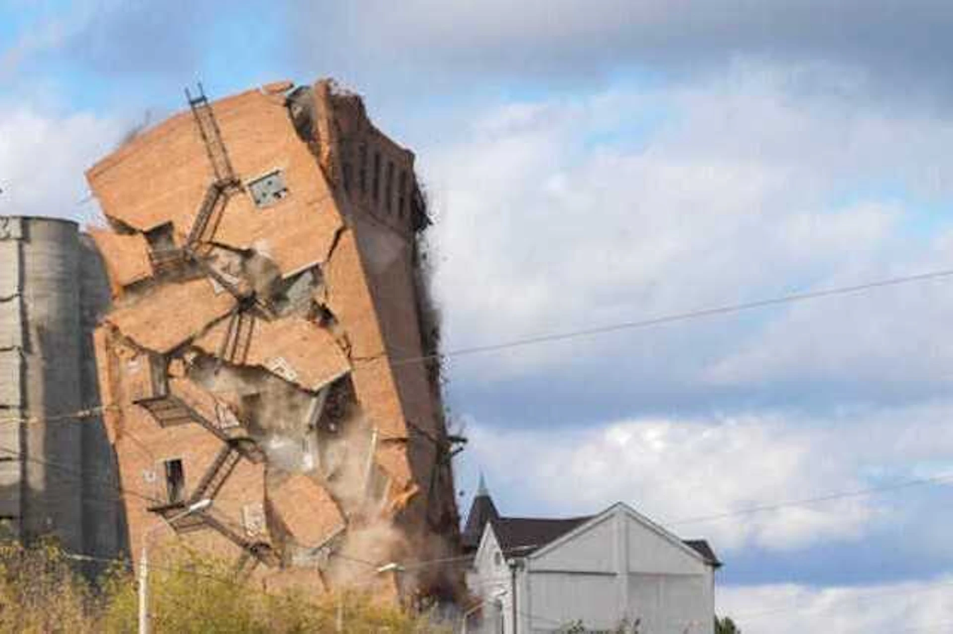 日本のビルが爆破解体をしない理由3つ