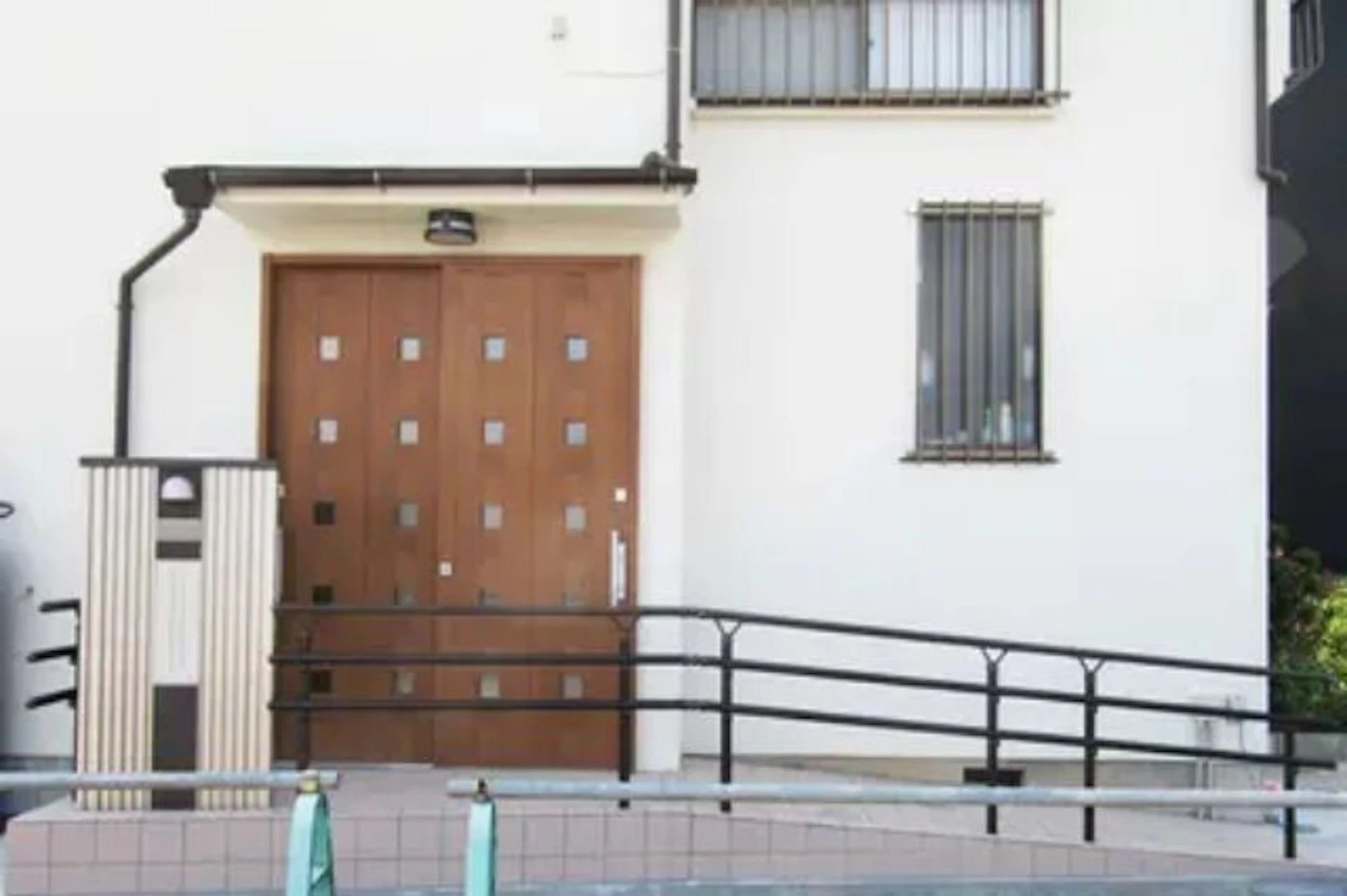 事例4:玄関ドアとスロープの段差をなくしバリアフリーに