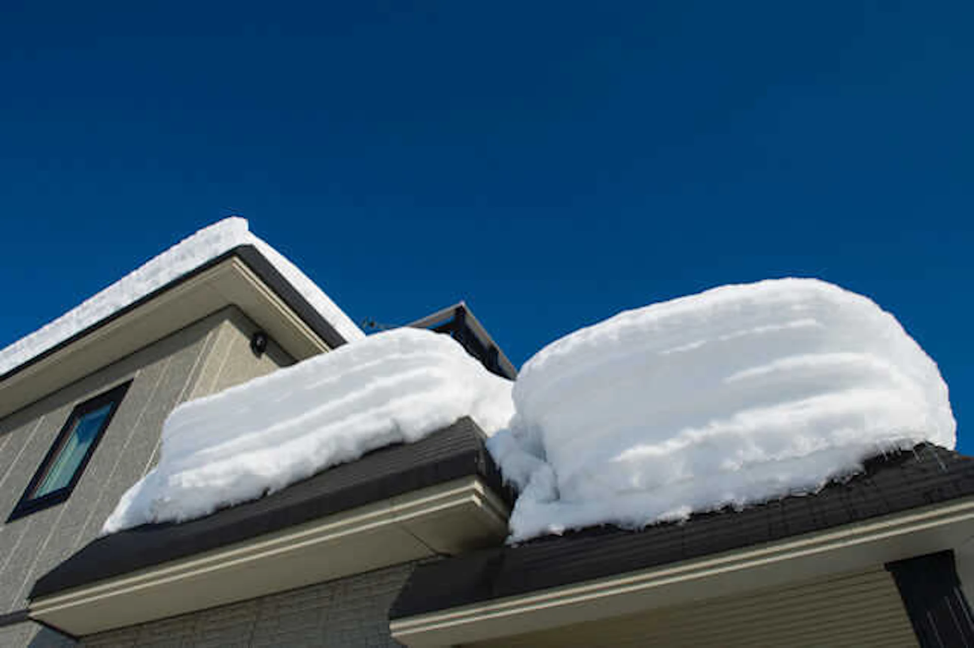 サムネイル：無落雪屋根のリフォームのメリット・デメリットを徹底解説！費用相場や事例も紹介