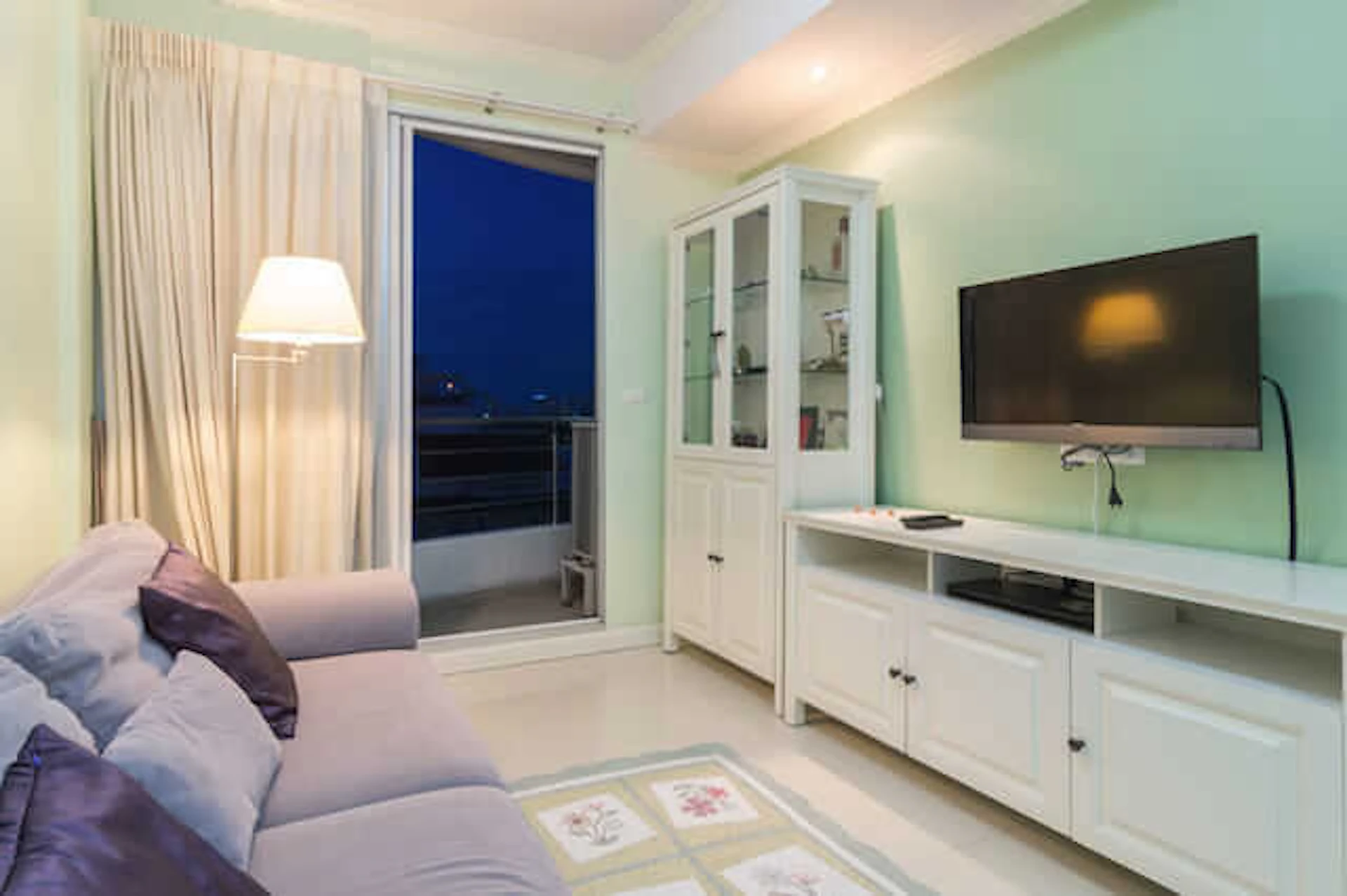 サムネイル：【壁紙の色の選び方】お部屋別のおすすめ色や7色の事例を紹介