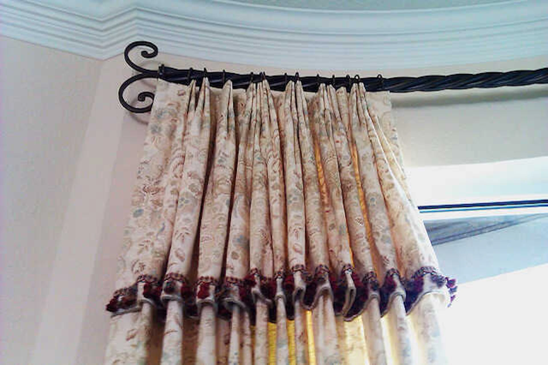 サムネイル:カーテンをおしゃれに!おすすめのカーテンロッド7選をご紹介!