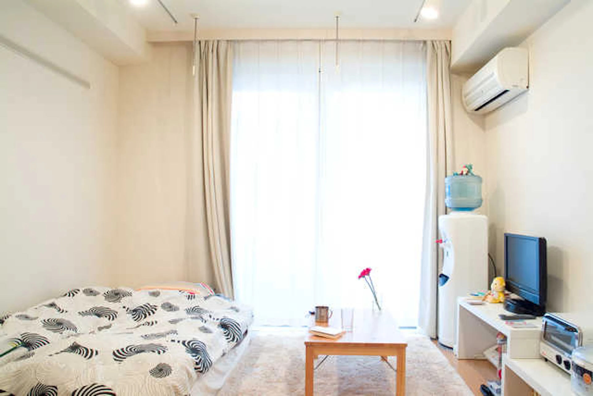 サムネイル：あまり広くない1Rに住んでいて、部屋の狭さが気になるという方へ、お部屋を広く見せるポイントをご紹介します。視覚的な効果を意識した素材のチョイスやレイアウト、家具のコーディネイトなどで、見違えるようにゆったりとした空間を実現することができるのです。