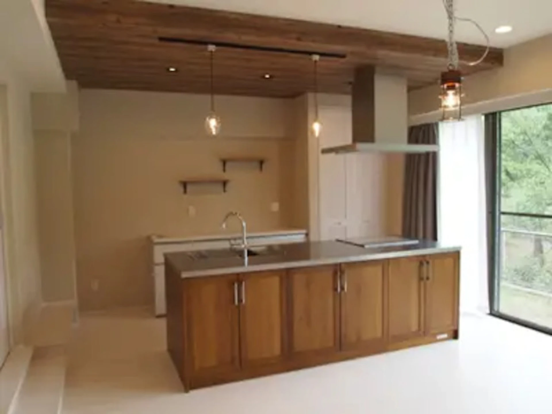 事例3 木の素材を生かした収納棚のあるアイランドキッチン