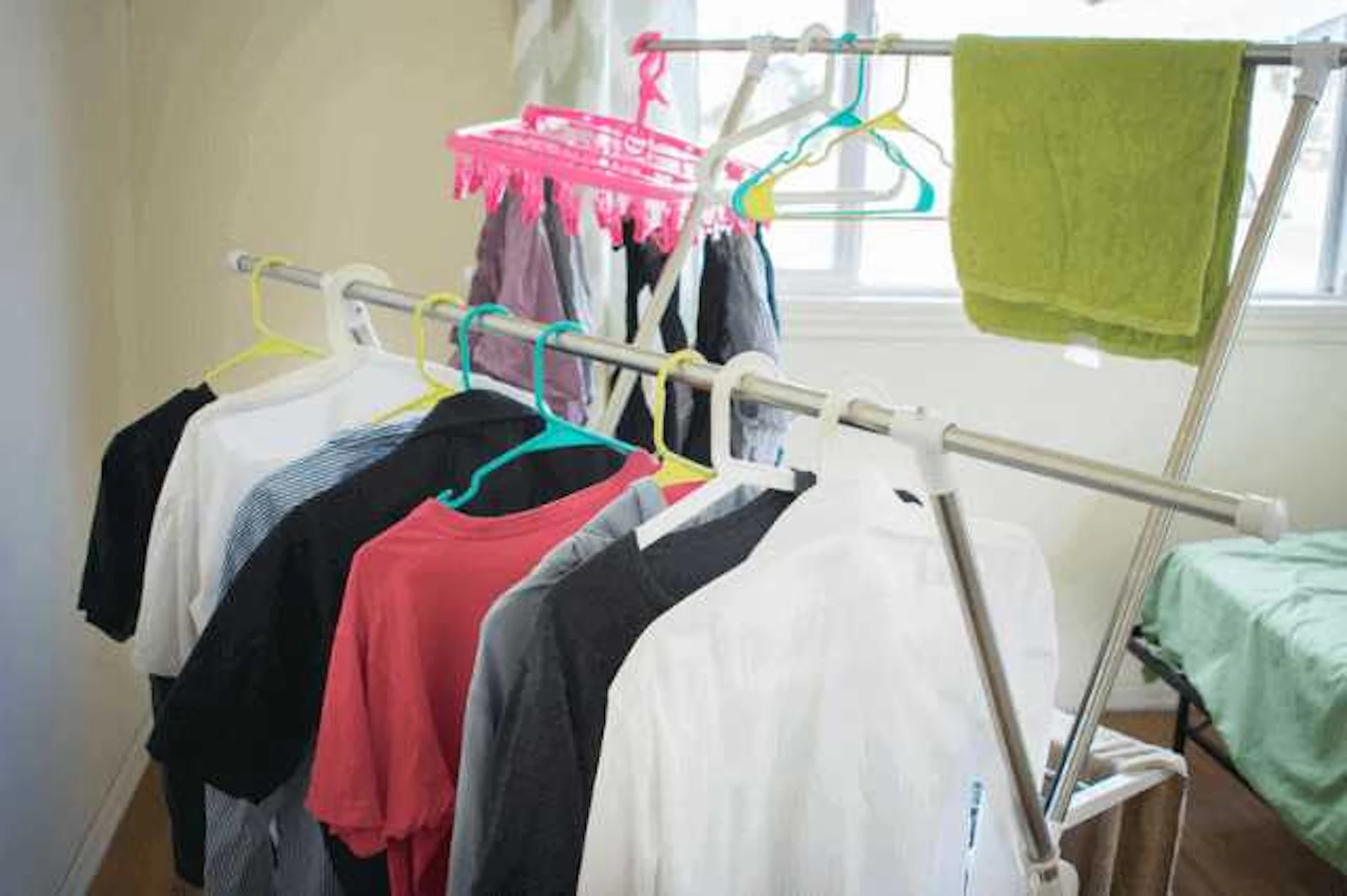 室内に干された洗濯物