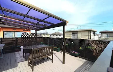 バーベキューとガーデニングが存分に楽しめるデッキ