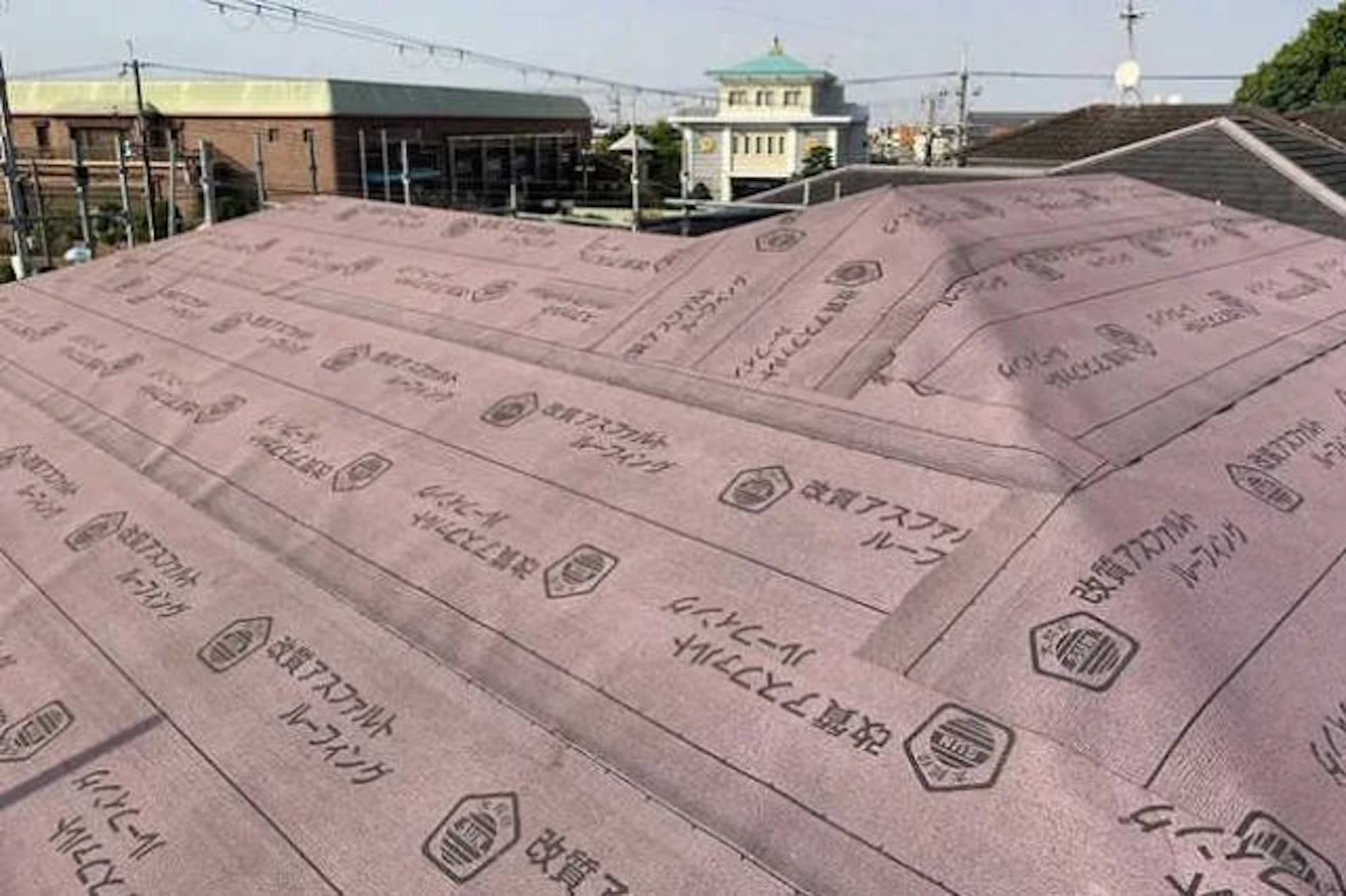 屋根リフォームの途中。築20年以上の場合は「カバー工法」や「葺き替え」を検討してみましょう。