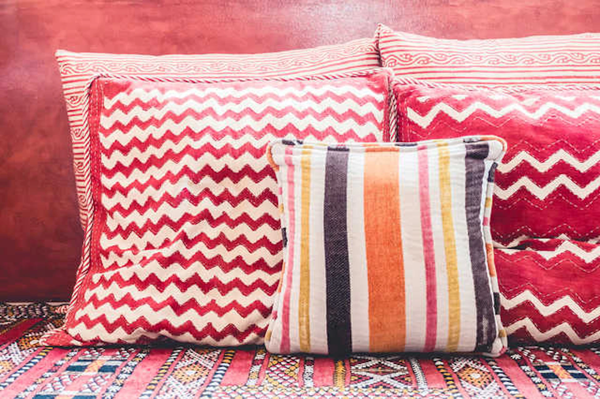 クッションをたくさん取り入れる