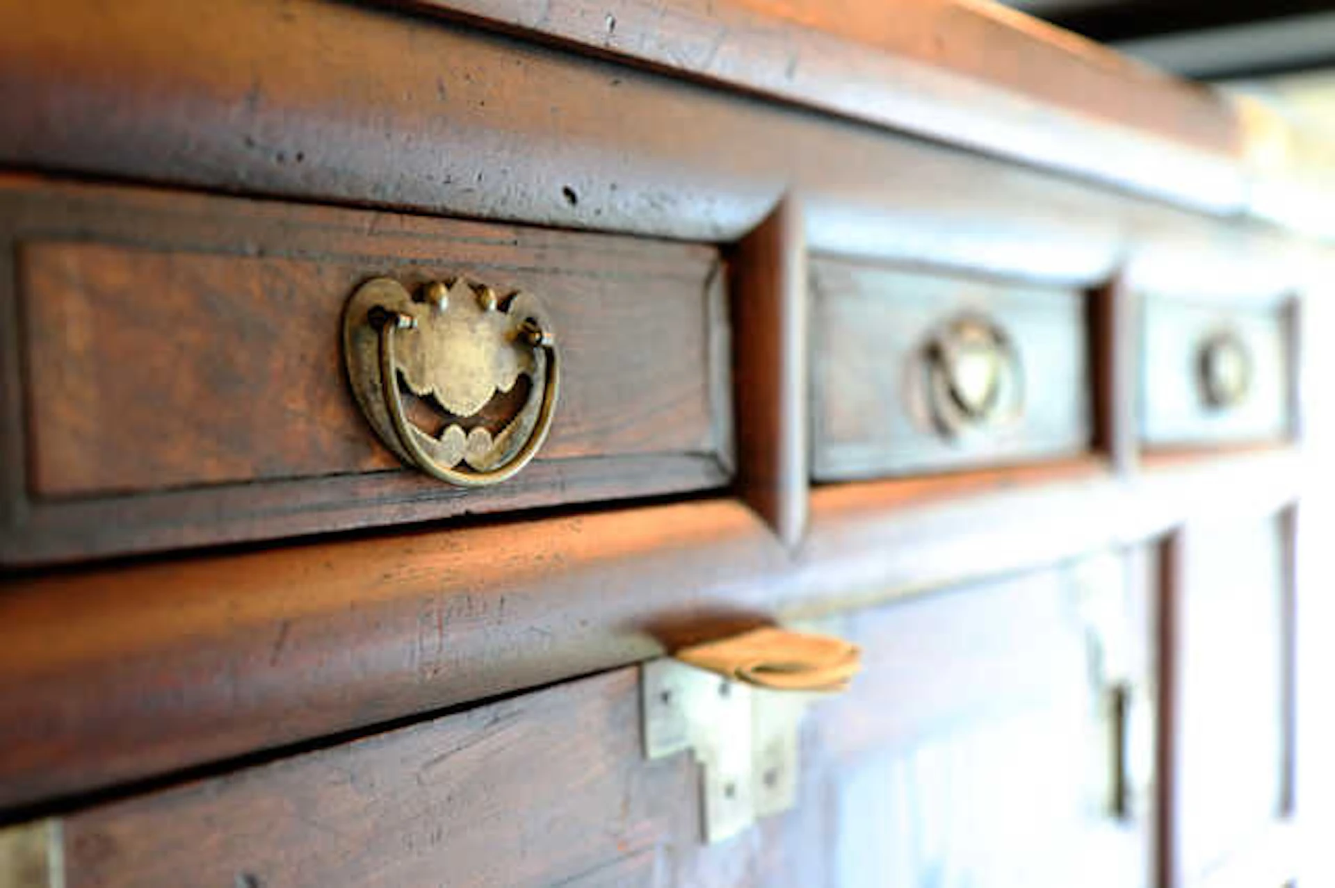 アンティーク家具を配置する