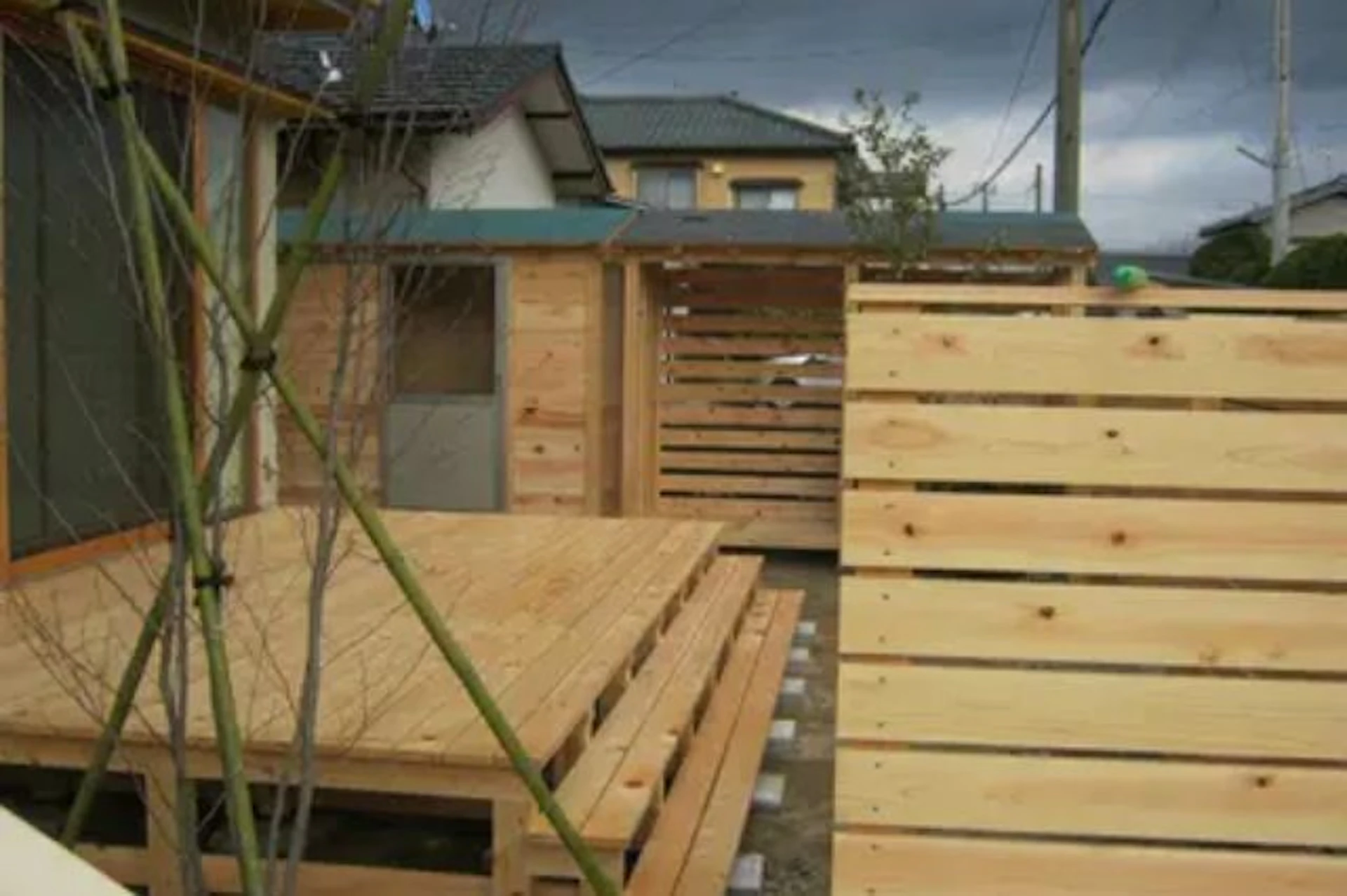 事例3 ヒノキの無垢材を使った外構工事