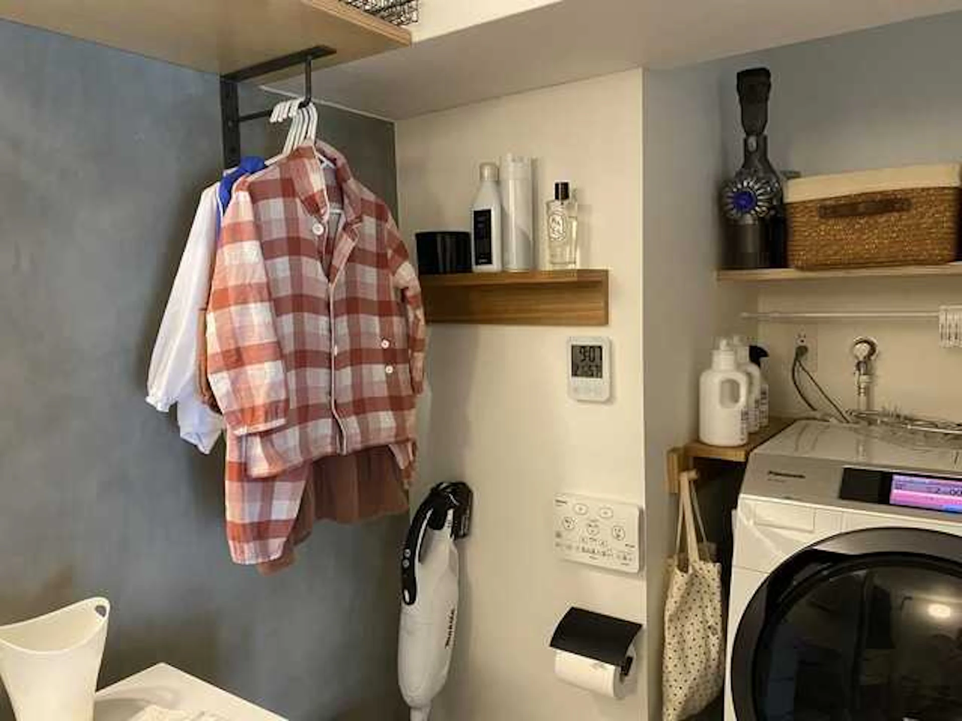 動線に合わせて「一時置き」「収納」の場を設ける