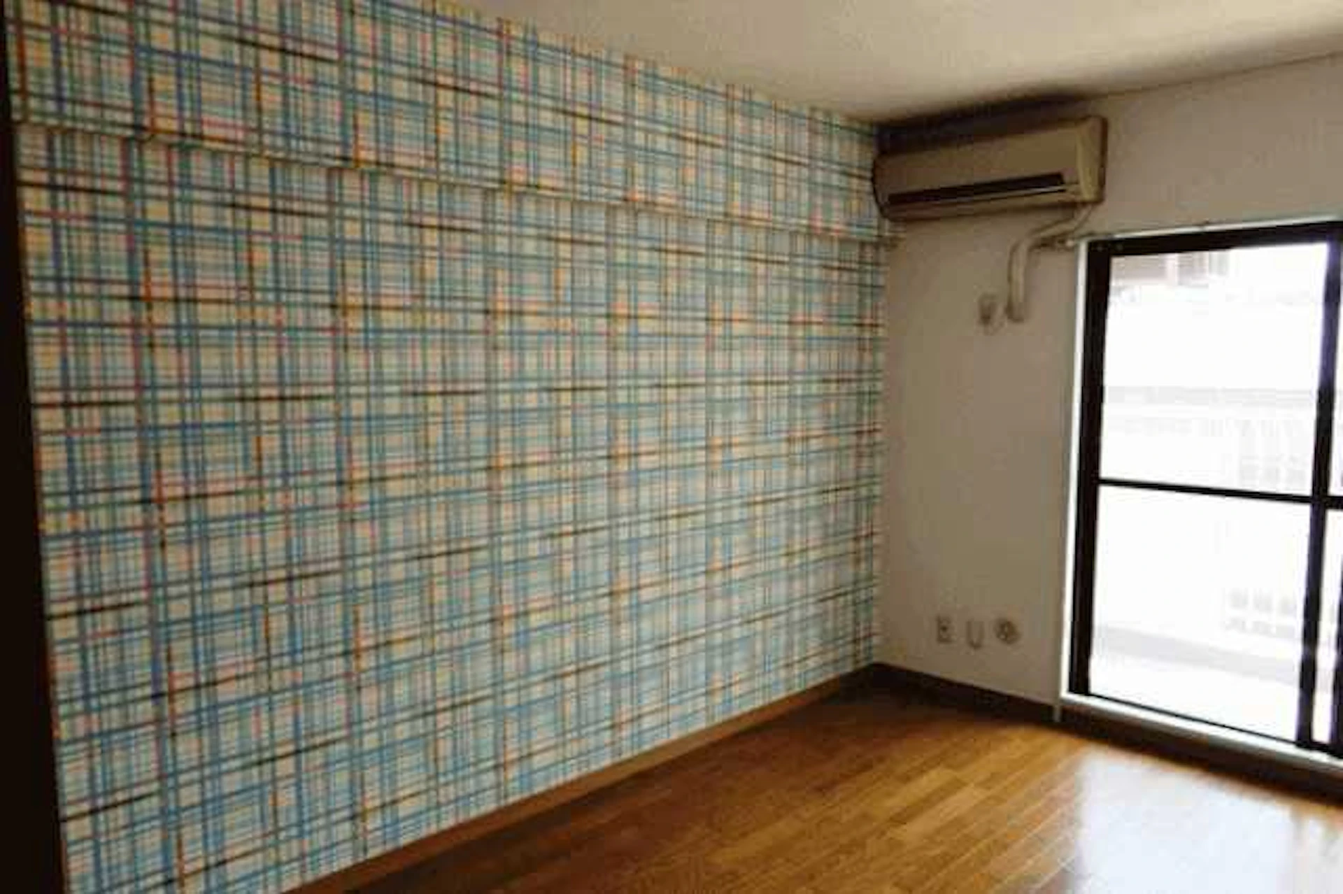 一面だけのアクセントクロスなら、濃い色・柄でもOK