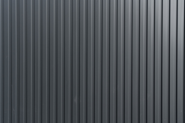 黒いガルバリウム鋼板の外壁
