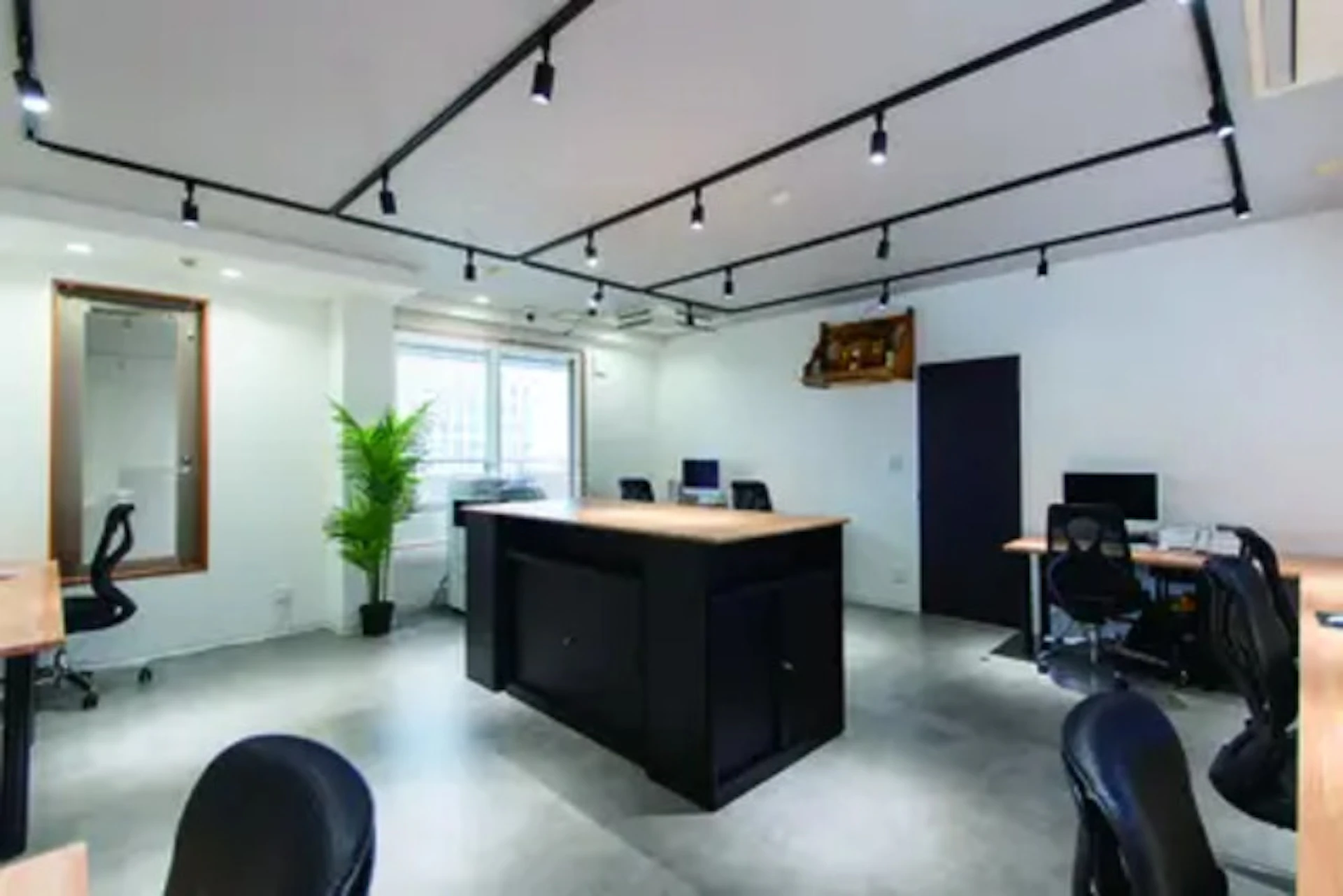 事例6： 黒がポイントのクリエイティブワークスペース