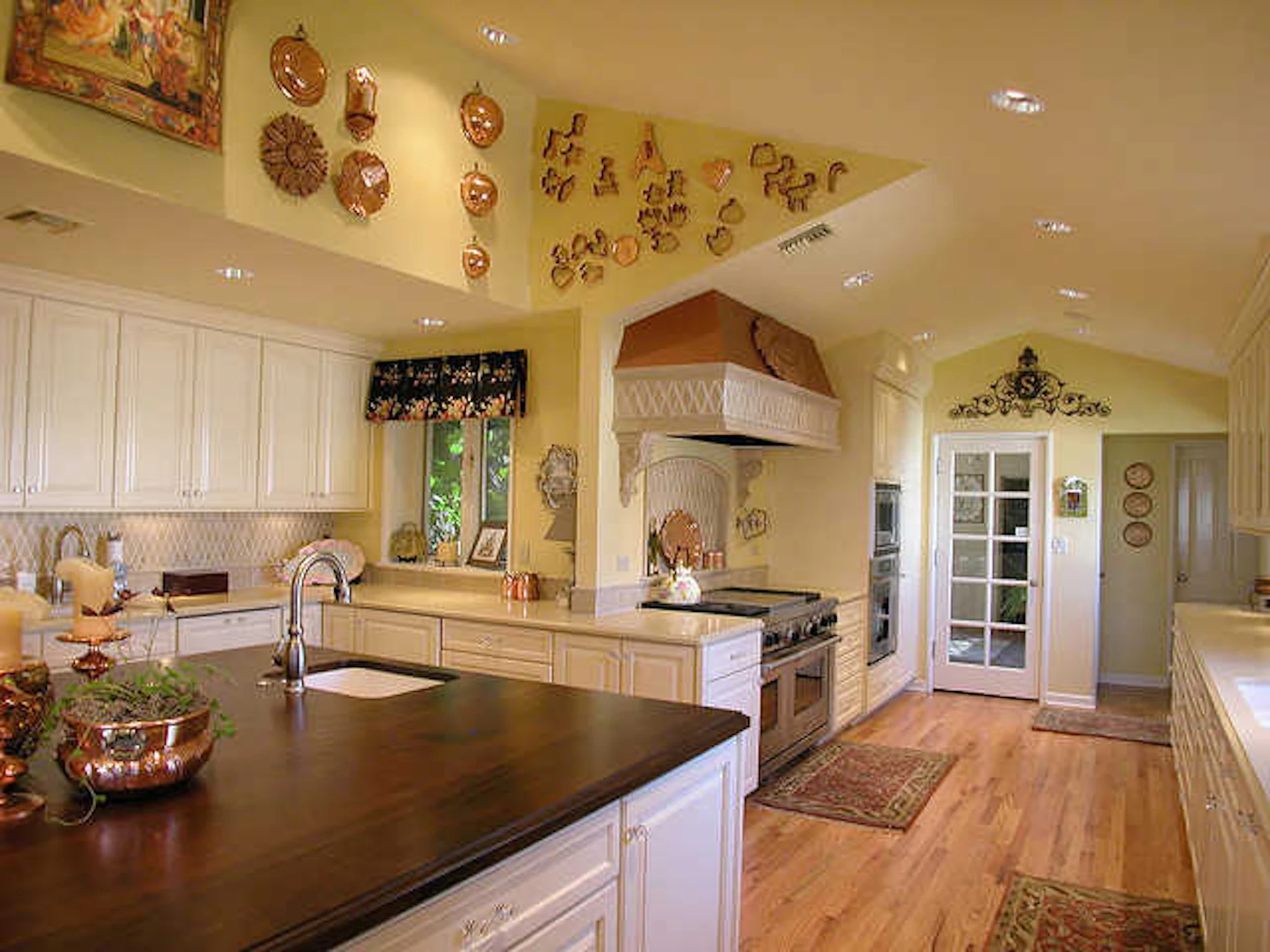 サムネイル:キッチンをおしゃれにしたい!レンジフードのDIYアイデアを紹介!