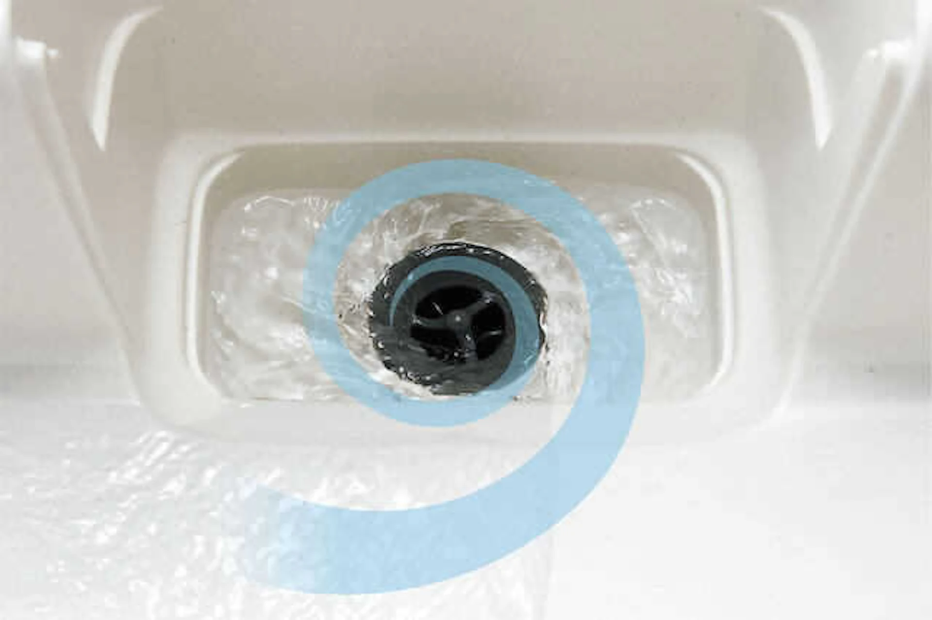 くるりん排水口は、シンク内に流した水が、排水口でうずを巻く設計に。 「 いつも通りに水を使うだけで、うず状の水流が排水口周りの汚れを洗い流してくれます。