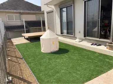 人工芝&人工木 ウッドデッキで 家族いこいの庭