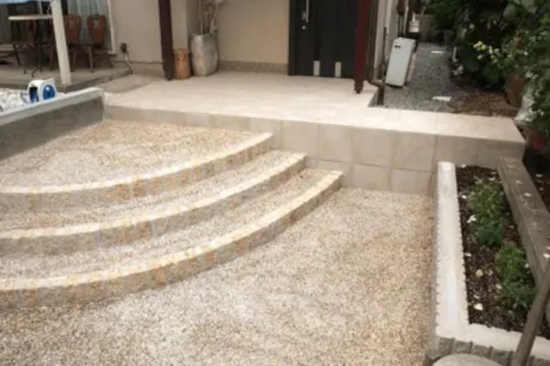 事例6:広々とした玄関ポーチとアプローチ