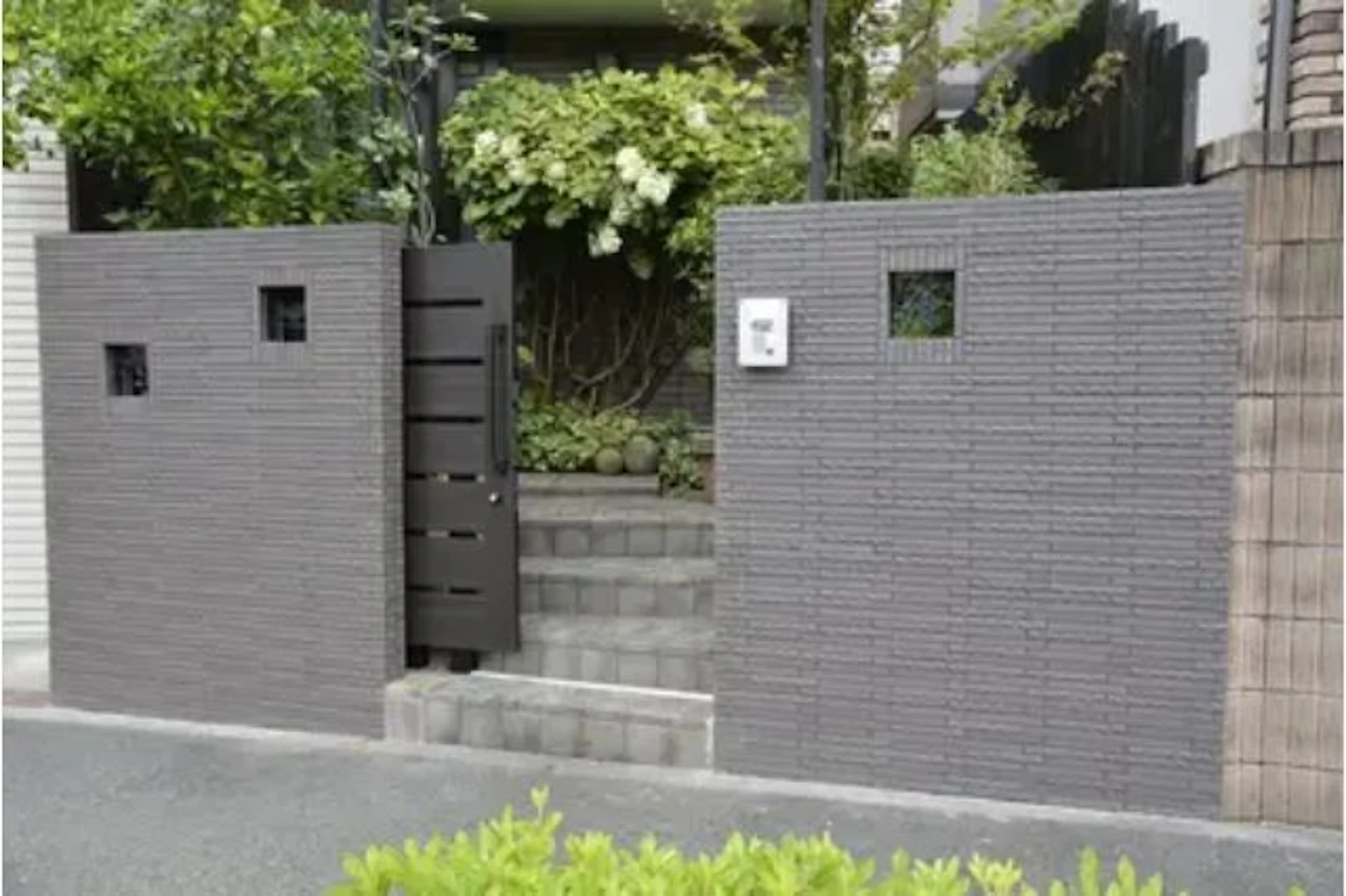 門扉、門柱をモダンにリフレッシュ