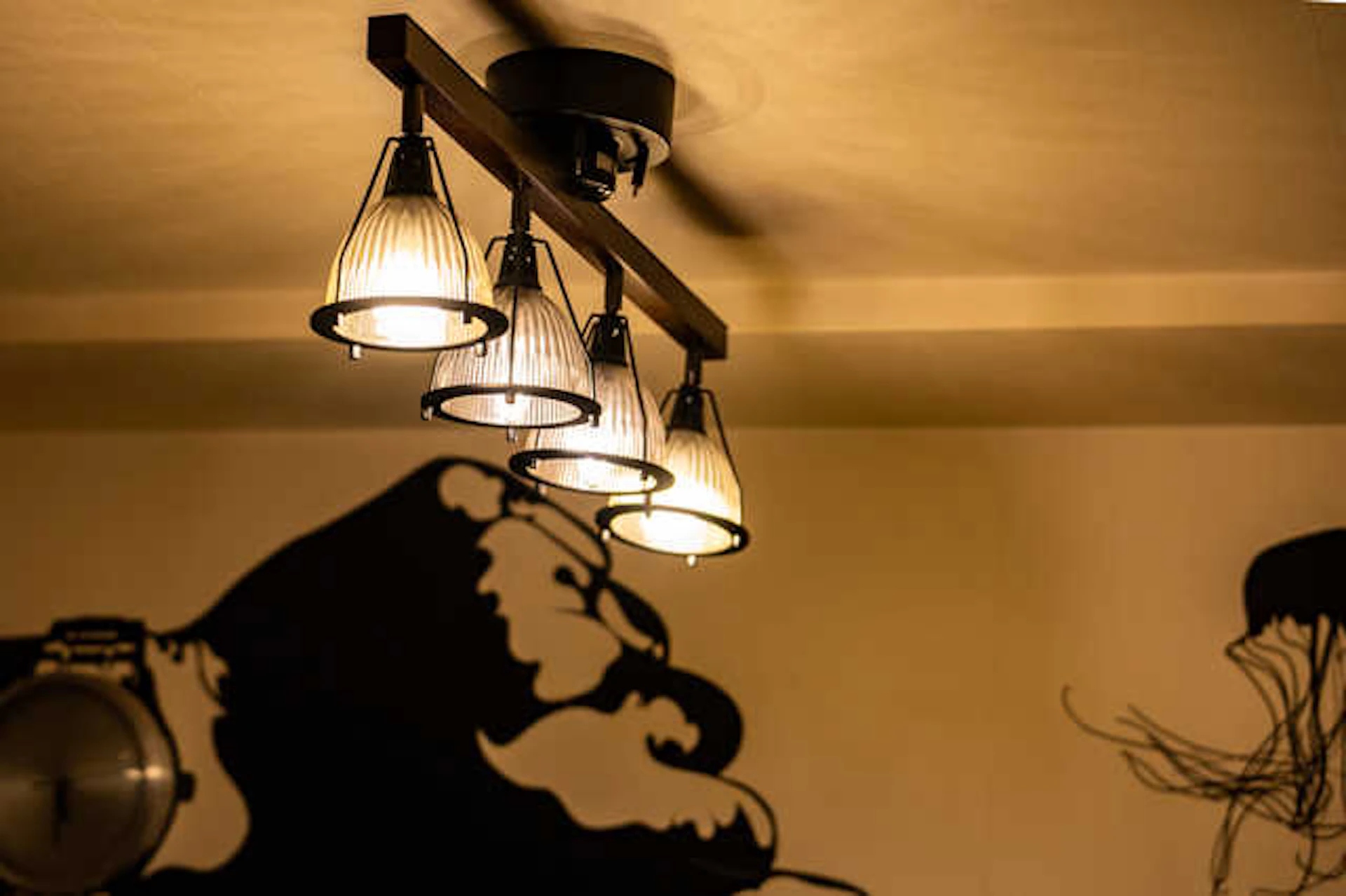 インダストリアルな照明を設置する