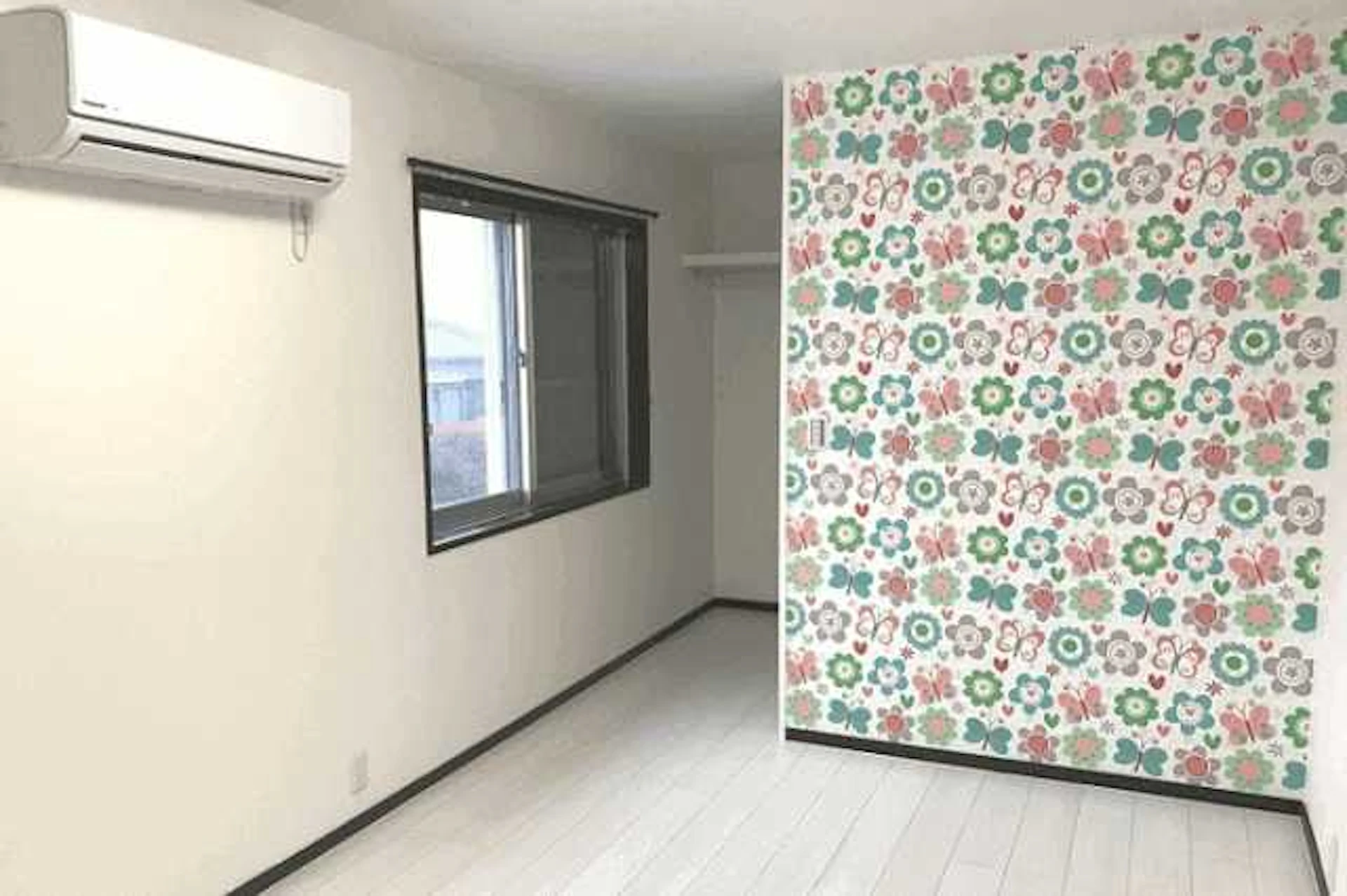 白いフローリングと柄入りのアクセントクロス