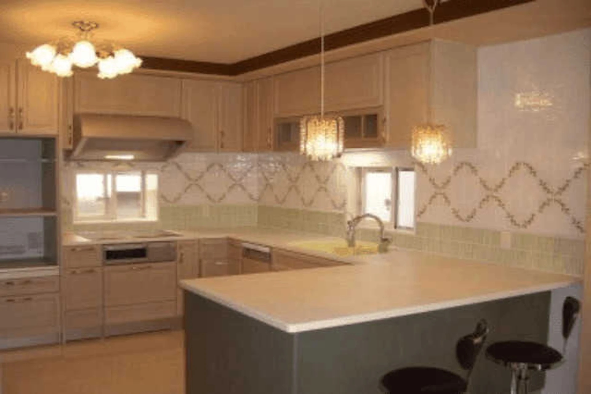 特注のキッチンで、I型キッチンをコの字型に