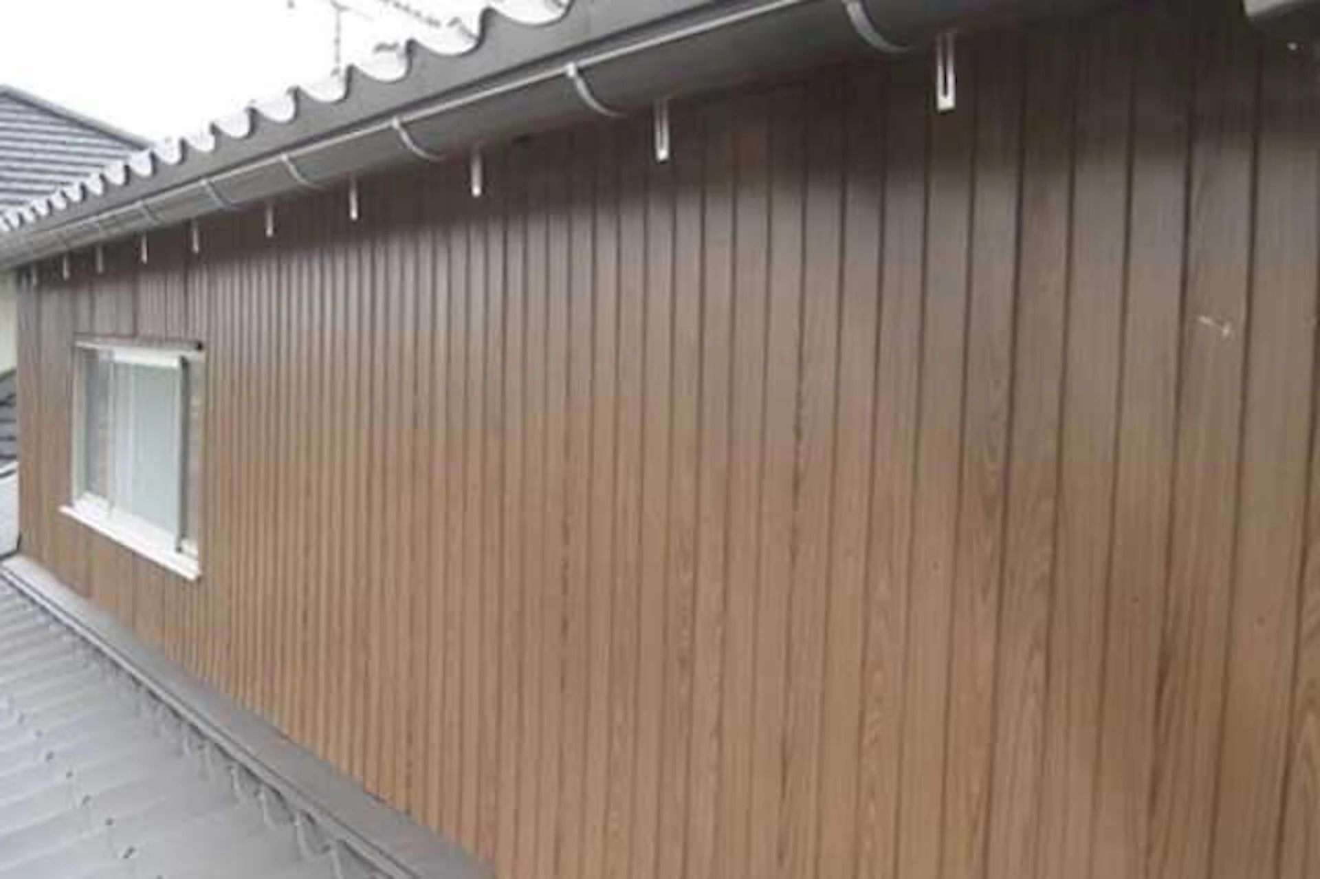 事例1 錆びていたトタン外壁を張り替えて、リブ付きの鋼板に