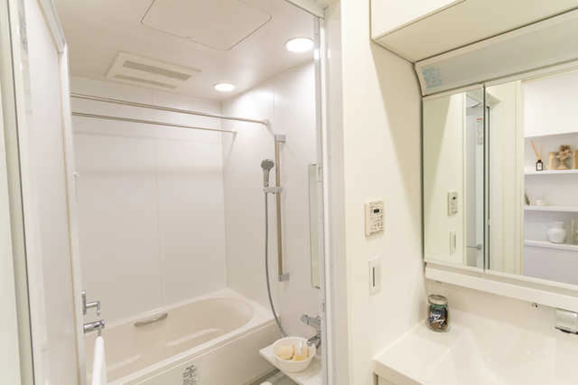 白を基調としたユニットバスと洗面脱衣所