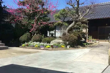 スッキリ外構と広々駐車スペース