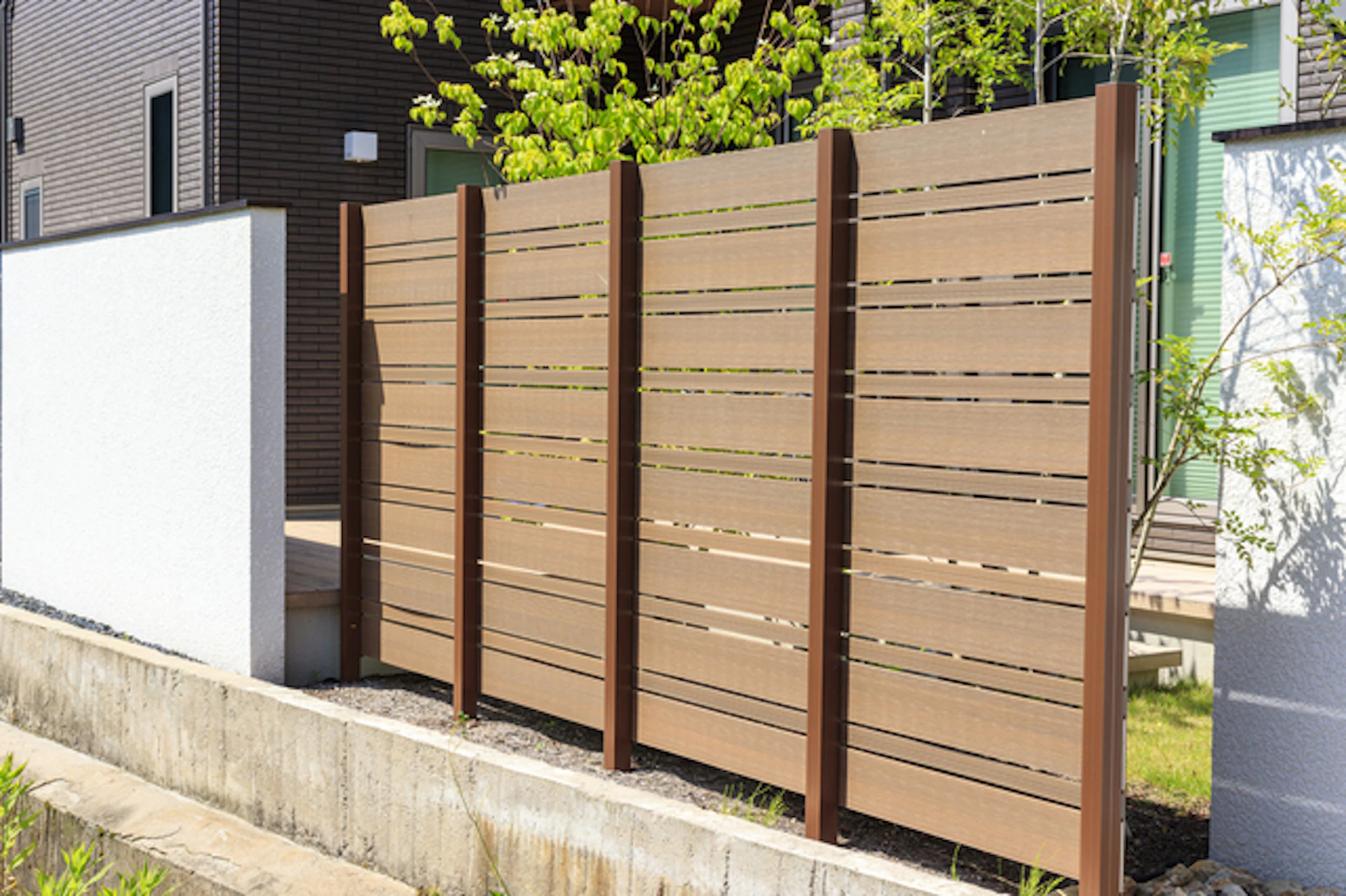 目隠しフェンスを後付けする注意点!DIYはできる?施工事例もご紹介