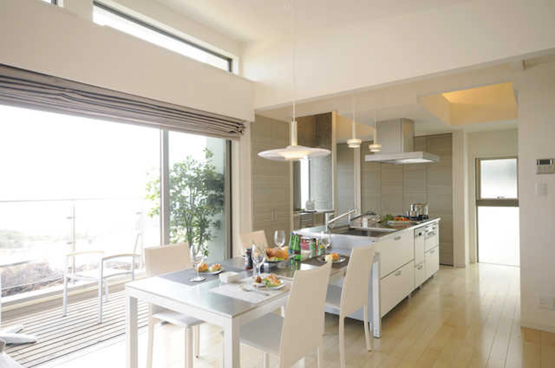 左右両側から出入りができるように