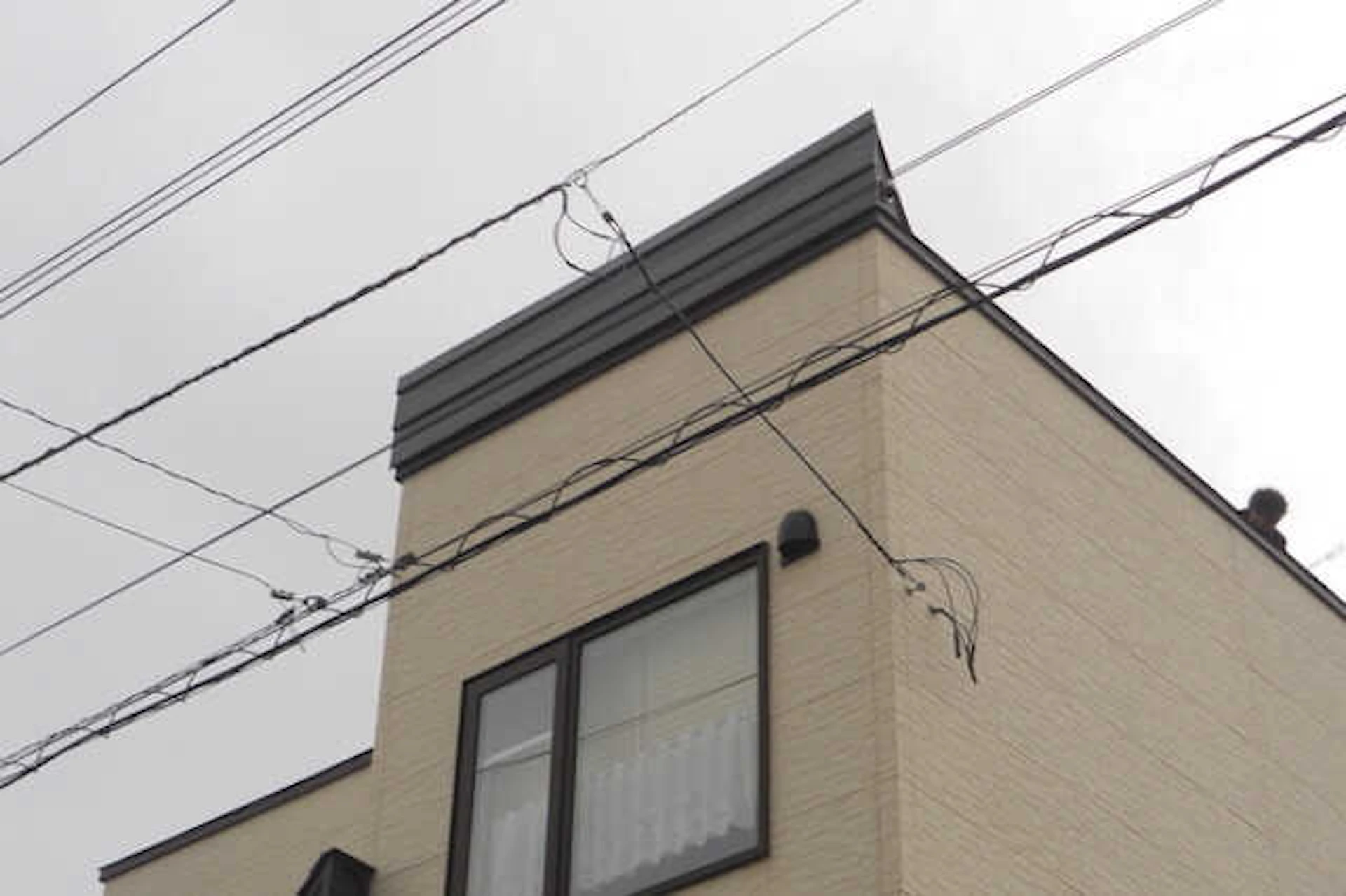 雪庇対策として、雪庇防止装置やヒーター併設なども検討を