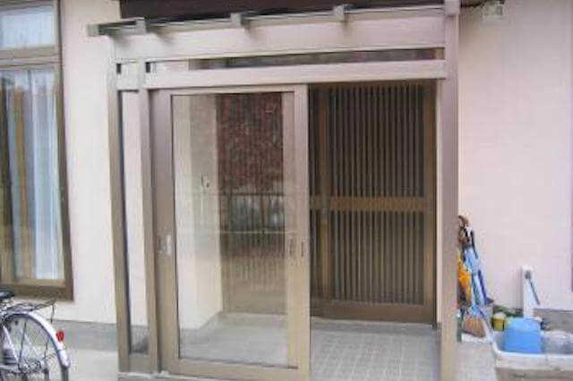 ①玄関ドアが開かないトラブルは、風除室(玄関フード)で防止