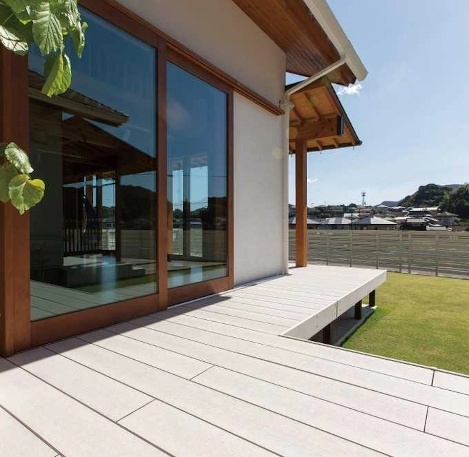 樹脂・人工木のウッドデッキの魅力って?天然木との違いを比較!