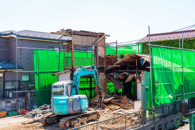 プレハブ解体の費用相場とは？解体の流れや自分で解体する場合について