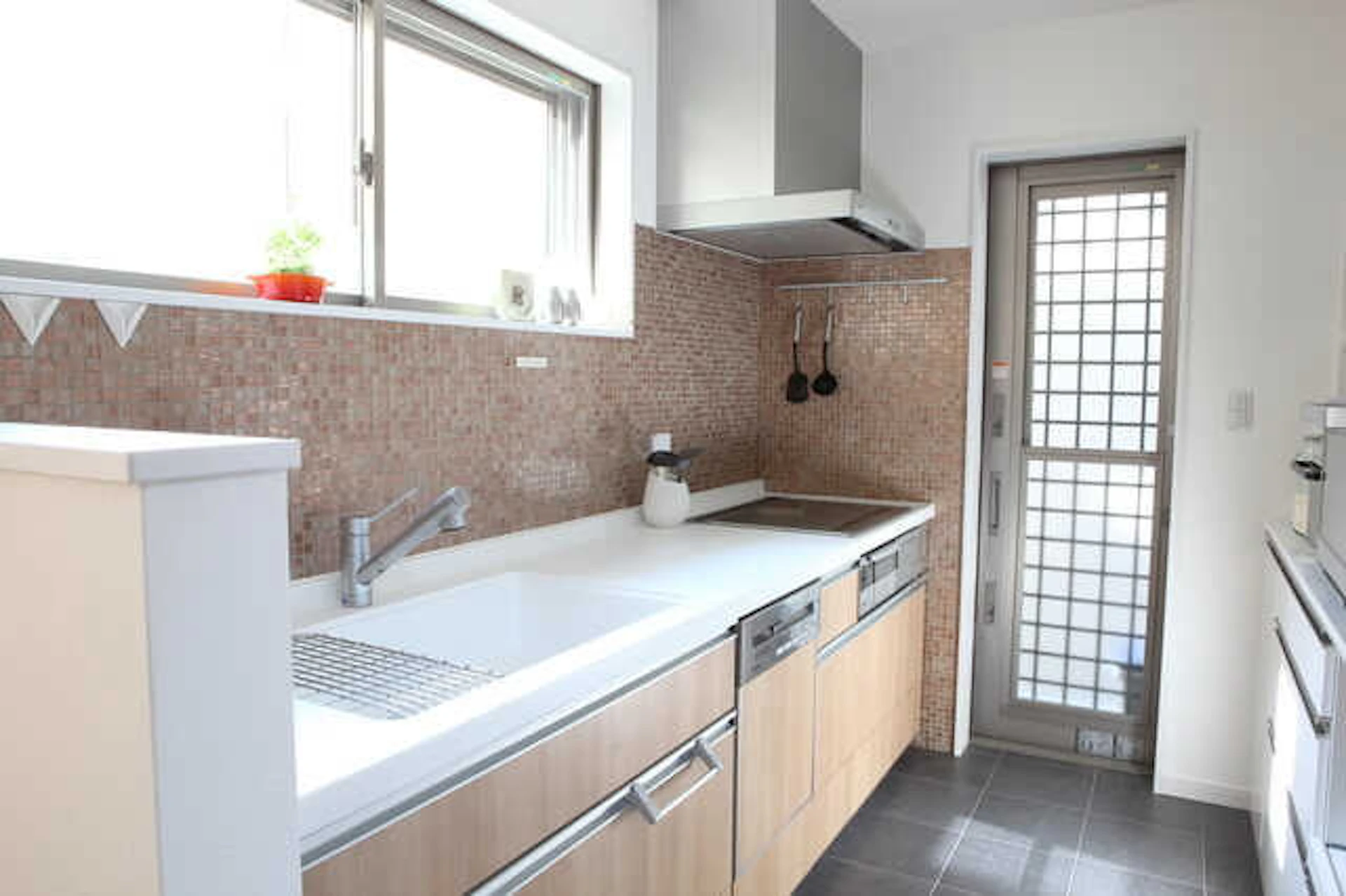 キッチンのワークトップ(天板)の素材比較！交換やDIYによる修復は可能か？