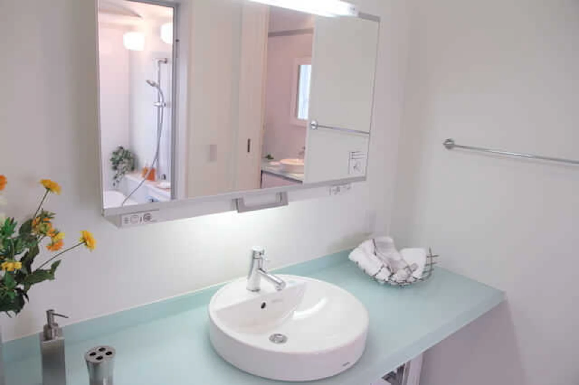 洗面所・脱衣所にピッタリの壁紙の選び方！張り替え費用・おしゃれなコーディネート実例