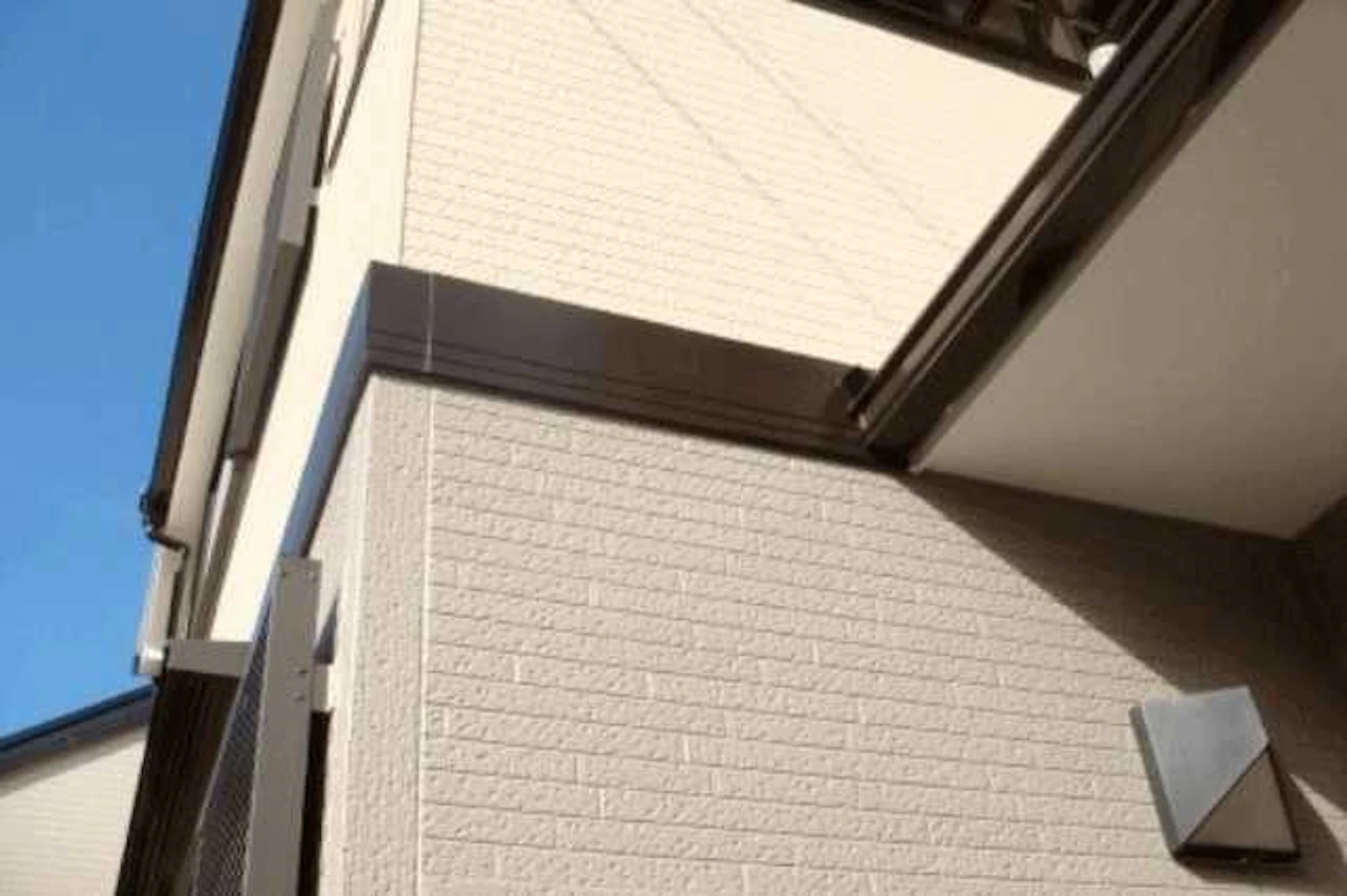 「水性と油性どちらが良いか」は、塗装業者とも相談を