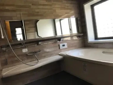 シックで高級感漂う浴室空間