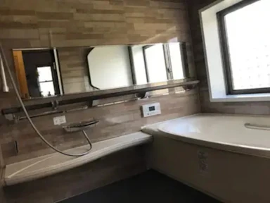 シックで高級感漂う浴室空間