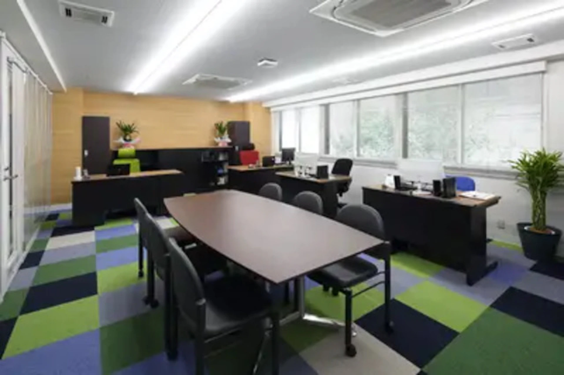 事例7: カラーが映えるスマートなデザインのオフィス