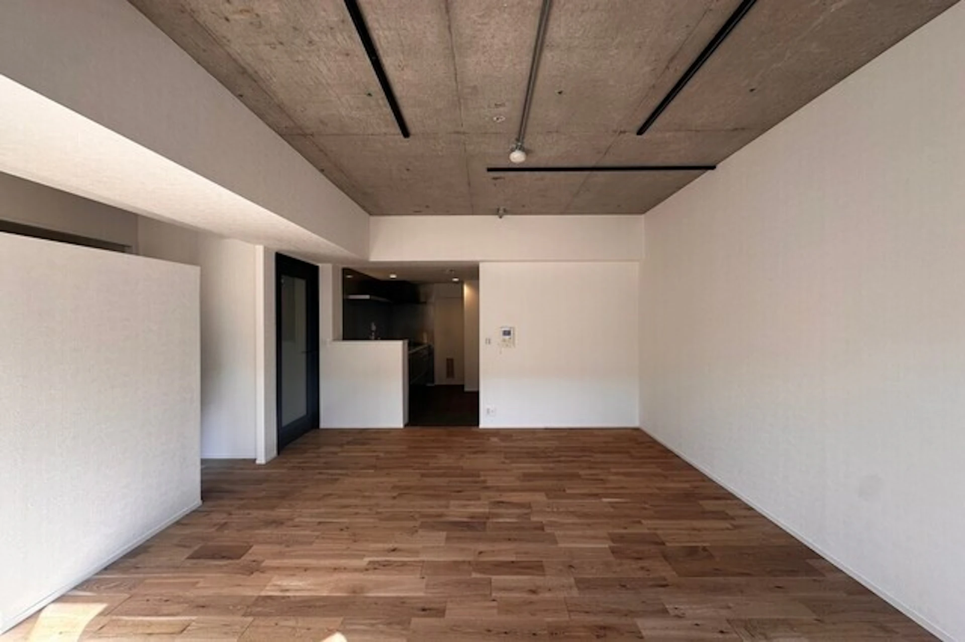 事例2:躯体現し天井で魅せる！無垢材とインダストリアルなLDK