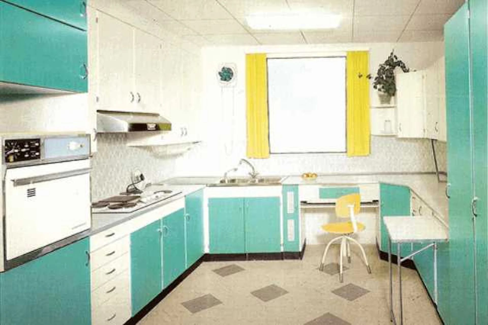 キッチン横の壁を利用して