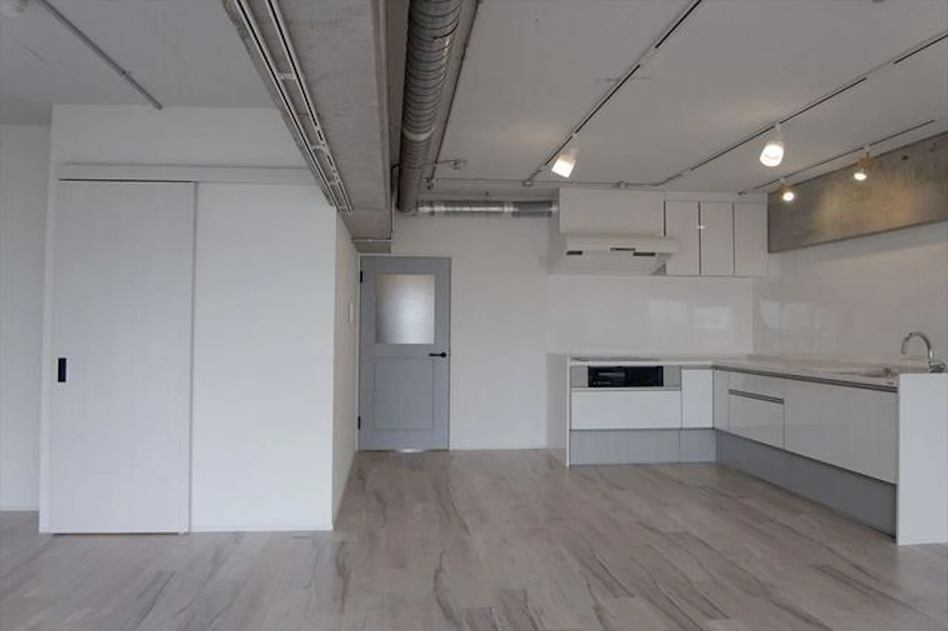 事例1:天井スケルトン化で高さを確保！白で統一したモダン空間