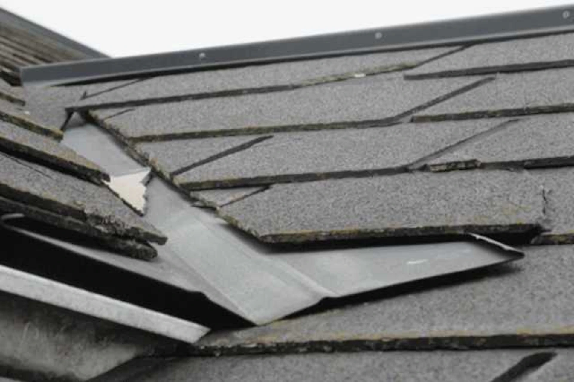 (屋根材自体の)反り・剥がれ・浮き・割れ・歪み