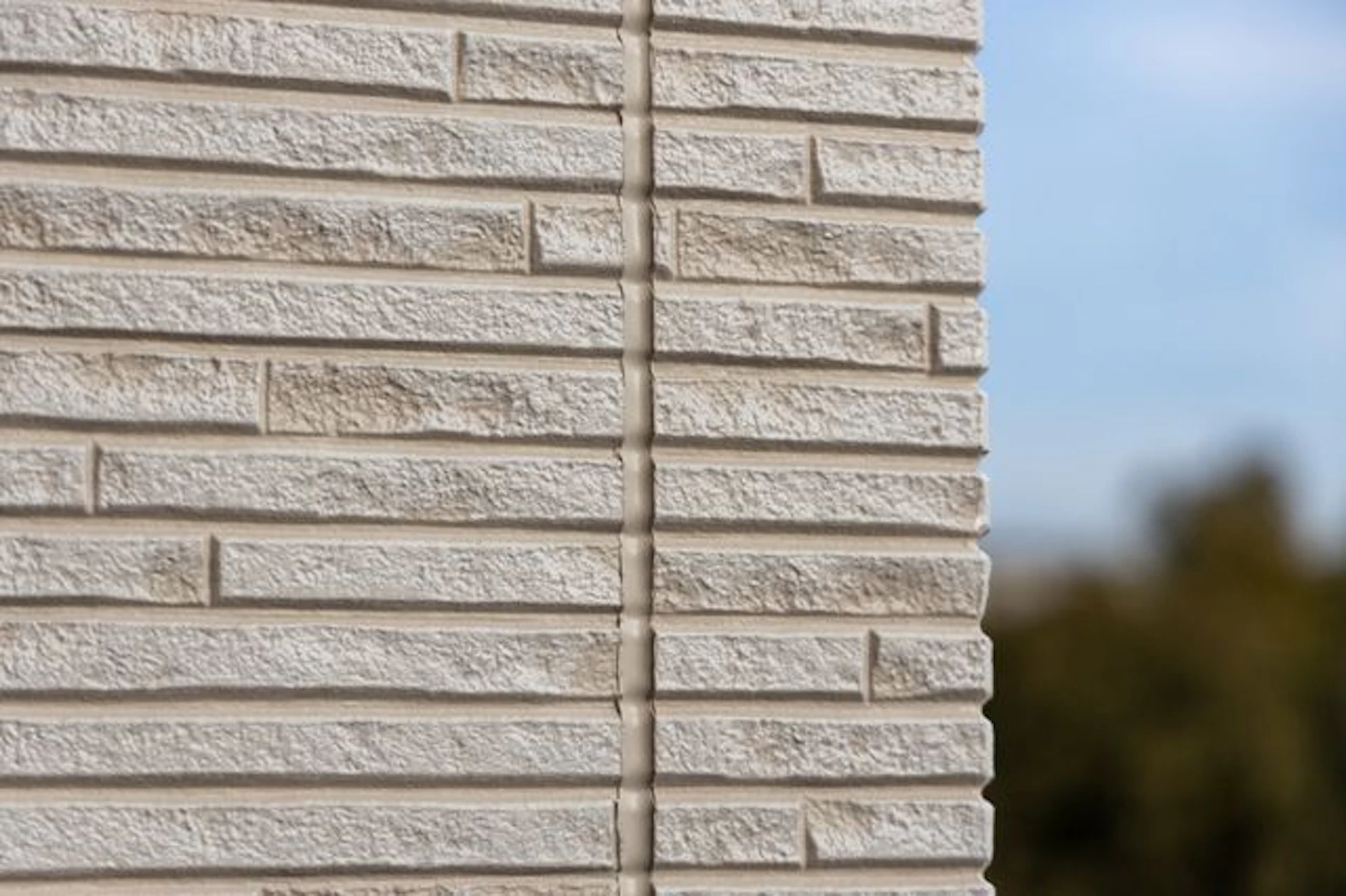 一戸建て住宅のベランダの外壁とサイディング