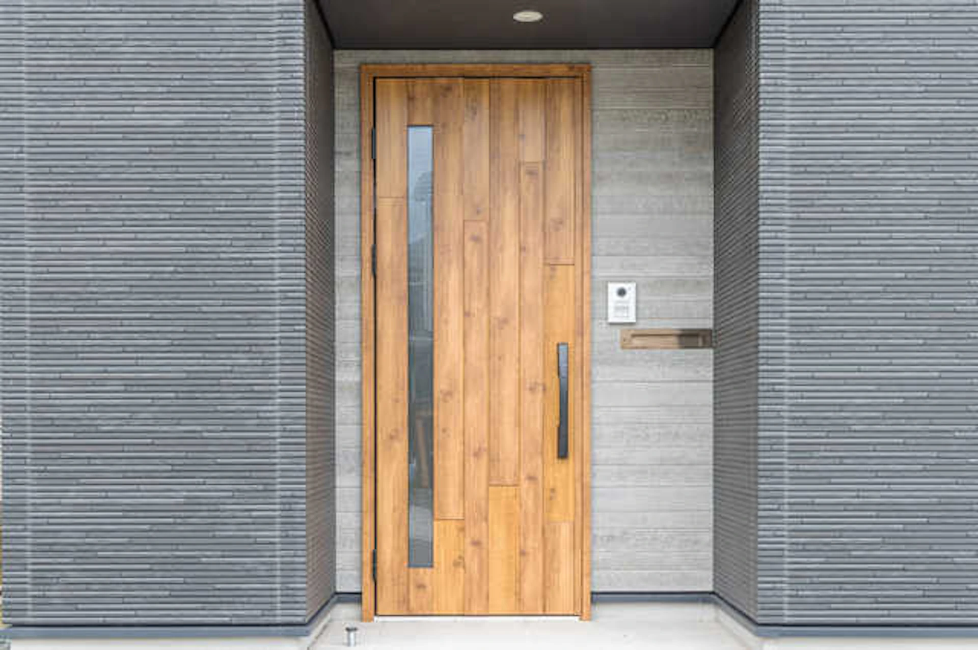 玄関・玄関ドアリフォームの費用相場!価格を抑える方法や事例もご紹介!
