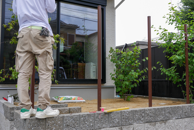 目隠しフェンスを後付け！DIYは簡単？既存フェンスの施工事例もご紹介 