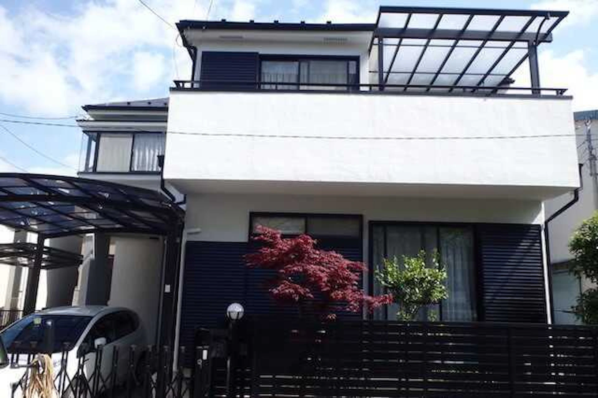 白い外壁の住居