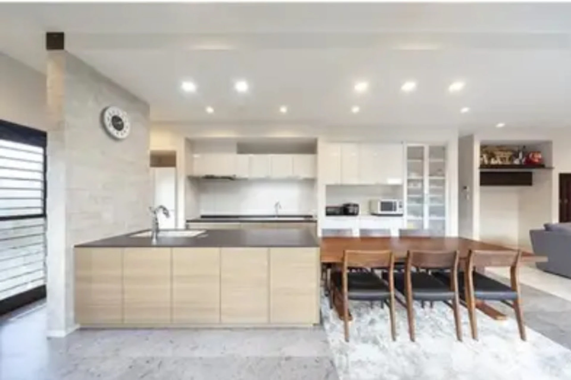 事例3:アイランドキッチンで明るく開放的なLDKに